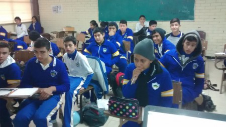 Mis friolentos alumnos de la secu 109, fieles en la escuela, a pesar del frío...